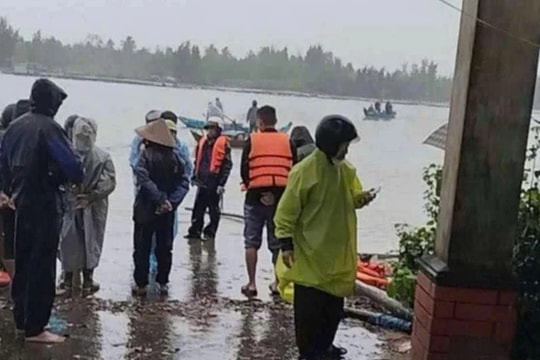 Chìm phà ở Quảng Nam, 14 người may mắn thoát nạn