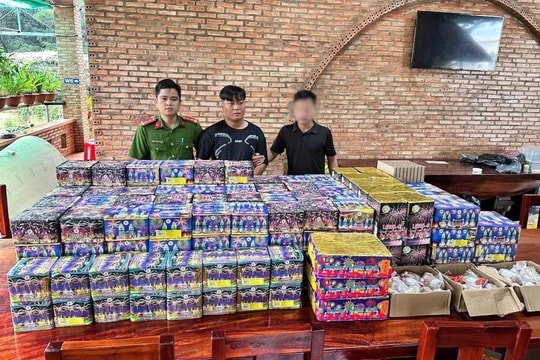 Bắt giữ 2 đối tượng mua bán pháo nổ liên tỉnh qua mạng với khối lượng hơn 1 tấn
