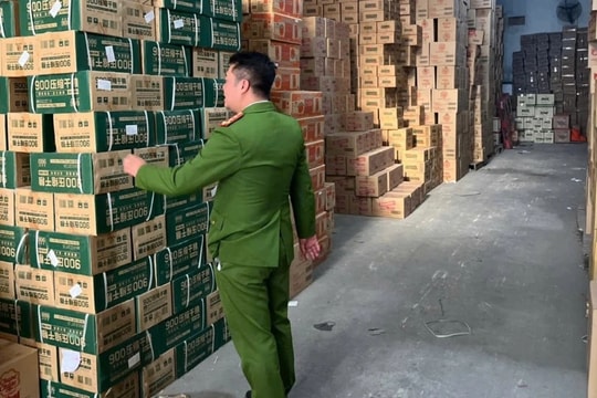 Công an Hà Nội thu giữ gần 1 tấn bánh, kẹo, hạt ngũ cốc không rõ nguồn gốc