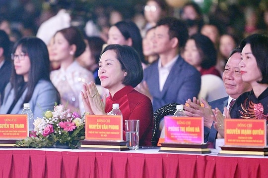 Phó Chủ tịch Quốc hội Nguyễn Thị Thanh dự khai mạc Festival hoa Mê Linh