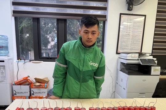 Hà Nội: Đang chở pháo nổ đi bán cho khách nam thanh niên bị Công an bắt giữ