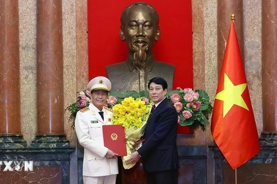 Chủ tịch nước Lương Cường trao quyết định thăng cấp bậc Thượng tướng với ông Lê Quốc Hùng