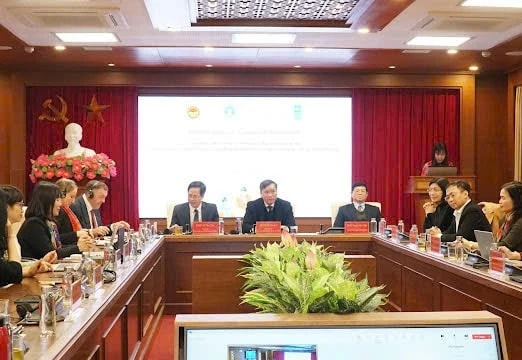 Cần chính sách hỗ trợ thuận lợi để nâng cao sự tham gia cấp uỷ của cán bộ nữ