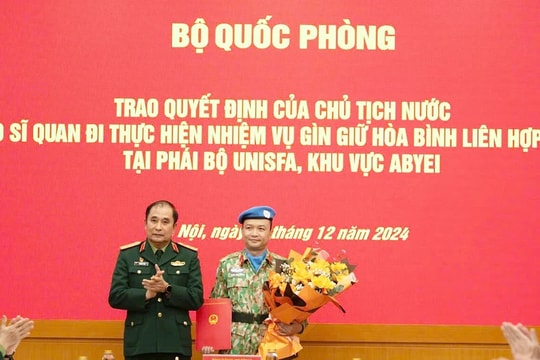 Trao quyết định cho sĩ quan lên đường thực hiện nhiệm vụ gìn giữ hòa bình