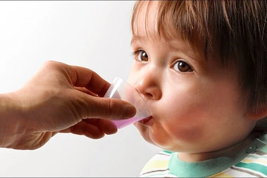 Nguy hiểm từ việc sử dụng Oresol bù nước không đúng cách cho trẻ nhỏ