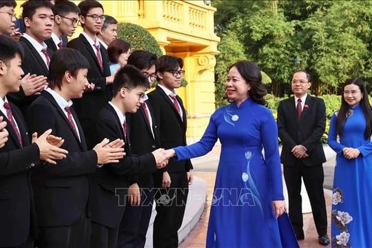 Phó Chủ tịch nước Võ Thị Ánh Xuân gặp mặt các học sinh đoạt giải Olympic và Khoa học kỹ thuật quốc tế