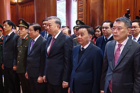Tổng Bí thư Tô Lâm dâng hương tưởng niệm Chủ tịch Hồ Chí Minh tại Nghệ An