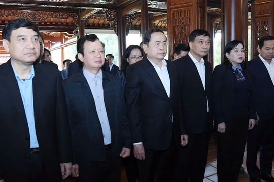 Chủ tịch Quốc hội Trần Thanh Mẫn dâng hương tưởng nhớ nguyên Chủ tịch nước, Đại tướng Lê Đức Anh và Đại tướng Nguyễn Chí Thanh