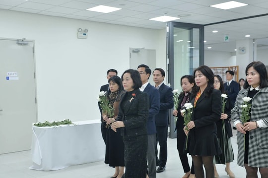 Phó Chủ tịch Quốc hội Nguyễn Thị Thanh ghi sổ tang chia buồn tại Đại sứ quán Hàn Quốc