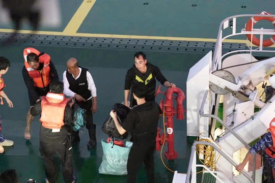 Tàu Cảnh sát biển 8005 cứu 5 thuyền viên quốc tế gặp nạn