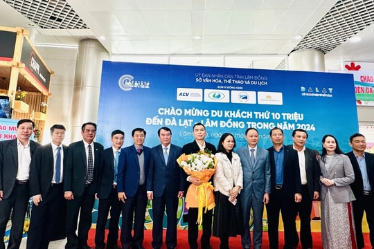 Vietnam Airlines phối hợp với tỉnh Lâm Đồng chào đón du khách thứ 10 triệu 