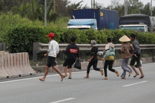 Người đi bộ đi vào đường cao tốc bị phạt tới 600 nghìn đồng