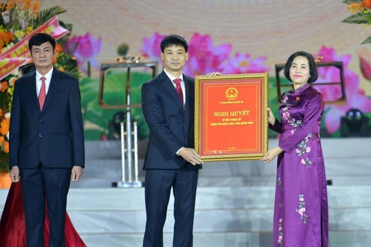 Phó Chủ tịch Quốc hội Nguyễn Thị Thanh dự Lễ công bố Nghị quyết thành lập thành phố Đông Triều, Quảng Ninh