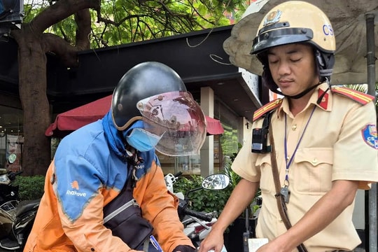 Shipper chạy trên vỉa hè bị phạt 4-6 triệu đồng tại TP. Hồ Chí Minh