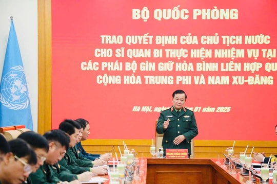 Trao quyết định của Chủ tịch nước cho sĩ quan thực hiện nhiệm vụ gìn giữ hòa bình