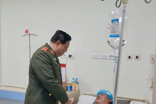 Giám đốc Công an TP. Hà Nội thăm, động viên chiến sĩ bị thương khi làm nhiệm vụ