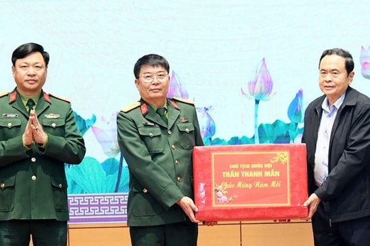 Chủ tịch Quốc hội Trần Thanh Mẫn thăm, tặng quà lực lượng vũ trang, gia đình chính sách, người dân bị thiệt hại do thiên tai tại tỉnh Yên Bái