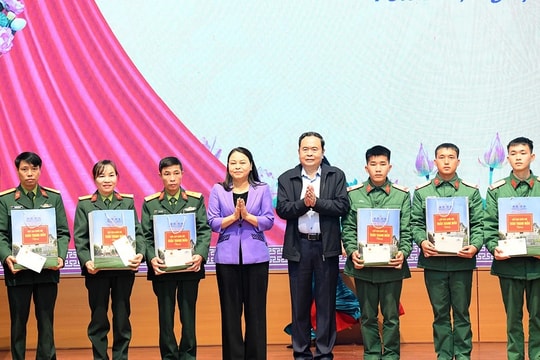 Chủ tịch Quốc hội Trần Thanh Mẫn thăm, tặng quà lực lượng vũ trang, gia đình chính sách, người dân bị thiệt hại do thiên tai tại tỉnh Yên Bái