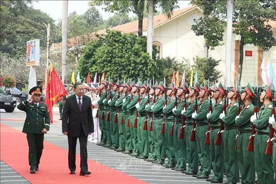 Party chief works with Binh Duong Military Command