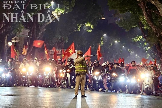 Người dân Thủ đô xuống đường ăn mừng chiến thắng vô địch ASEAN Cup 2024, không quên chấp hành pháp luật giao thông