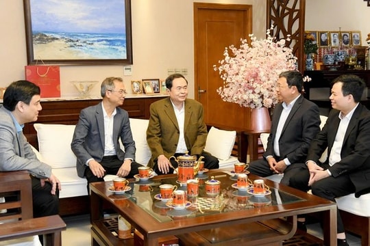 Chủ tịch Quốc hội Trần Thanh Mẫn thắp hương tưởng nhớ cố Tổng Bí thư Trường Chinh