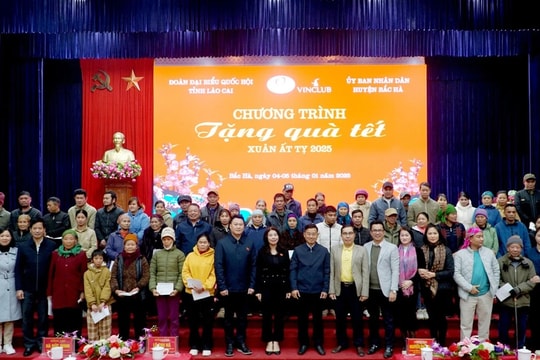 Lào Cai: Đoàn Đại biểu Quốc hội tỉnh tặng quà Tết cho các gia đình khó khăn