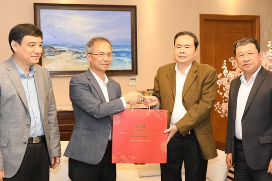 Chủ tịch Quốc hội Trần Thanh Mẫn thắp hương tưởng nhớ cố Tổng Bí thư Trường Chinh