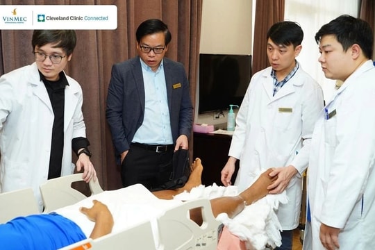 Cập nhật: Vết thương của cầu thủ Xuân Son gãy kín phức tạp 1/3 giữa thân hai xương cẳng chân, có mảnh rời lớn