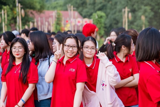 Nhiều trường đại học tặng quà, hỗ trợ vé xe cho sinh viên về quê đón Tết