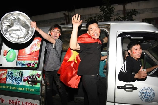 Người dân Hà Nội "đi bão" ăn mừng tuyển Việt Nam vô địch ASEAN Cup 2024