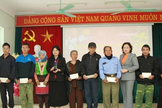 Đoàn đại biểu Quốc hội tỉnh Điện Biên trao tặng 800 suất quà Tết Ất Tỵ 2025