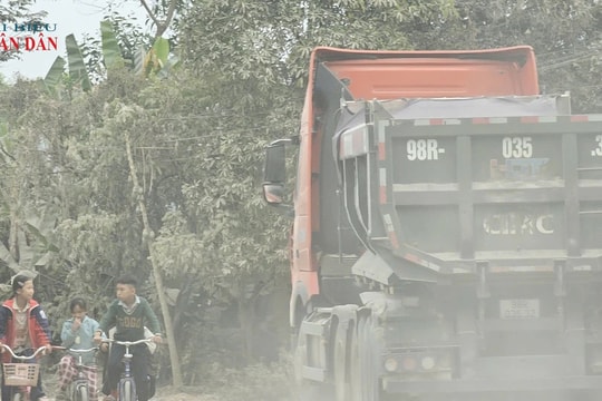 Đoàn xe chở đá từ Lạng Sơn về Bắc Giang có dấu hiệu quá tải hoành hành, cày nát tuyến đường dân sinh tại huyện Hữu Lũng 
