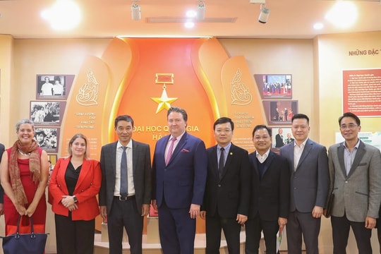 Đại sứ Hoa Kỳ tại Việt Nam Marc Evans Knapper thăm Đại học Quốc gia Hà Nội và giao lưu với sinh viên