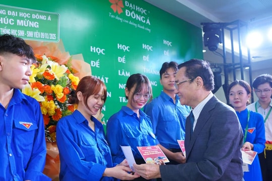 Trường Đại học ở miền Trung tặng vé xe Tết cho sinh viên có hoàn cảnh khó khăn