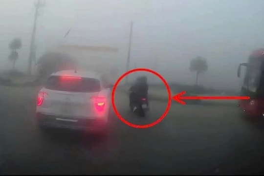 Nghệ An: Xe máy va chạm với xe khách, 3 người thương vong