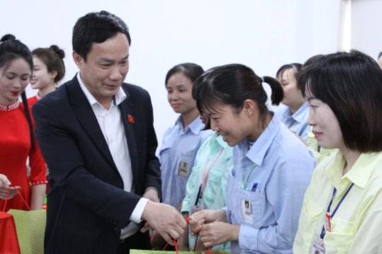 Thường trực Ủy ban Văn hóa, Giáo dục trao tặng quà Tết cho công nhân lao động Hải Dương
