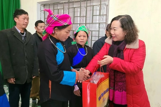 Cao Bằng: Phó Chủ tịch HĐND tỉnh Hà Nhật Lệ thăm, tặng quà Tết cho xóm Phiêng Mòn, huyện Bảo Lạc