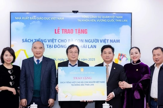 Nhà xuất bản Giáo dục Việt Nam trao tặng sách cho đồng bào người Việt tại Đông Bắc Thái Lan