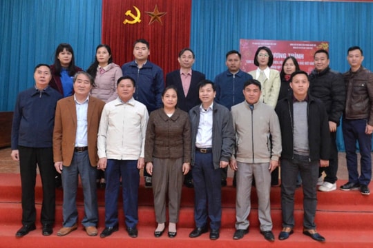 Đảng ủy cơ sở Cục Quản trị I trao quà Tết cho người nghèo tại huyện Thanh Sơn, Phú Thọ