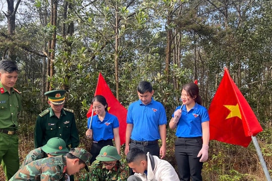Đắk Nông rực sáng, lấp lánh cờ Tổ quốc nhờ công trình thanh niên "Thắp sáng đường biên"