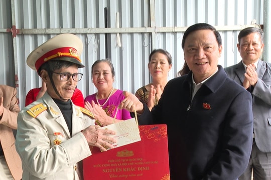 Phó Chủ tịch Quốc hội Nguyễn Khắc Định thăm, tặng quà Tết hộ nghèo, khó khăn tại huyện Đông Hưng, Thái Bình