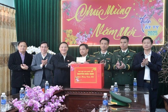 Phó Chủ tịch Quốc hội Nguyễn Khắc Định thăm, trao quà Tết tại tỉnh Thái Bình