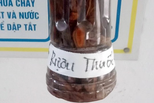 Thêm một vụ việc tử vong nghi do ngộ độc rượu 