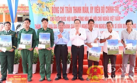 Chủ tịch Quốc hội Trần Thanh Mẫn thăm, tặng quà Tết đồng bào, chiến sĩ tại huyện Cầu Ngang, Trà Vinh