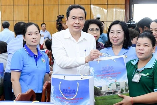 Chủ tịch Quốc hội Trần Thanh Mẫn thăm, tặng quà Tết gia đình chính sách, hộ nghèo, công nhân, người lao động tại Trà Vinh