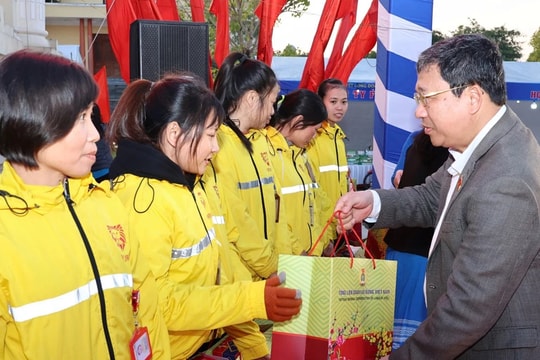 Quà Tết trao tay cho công nhân lao động ở Nam Định
