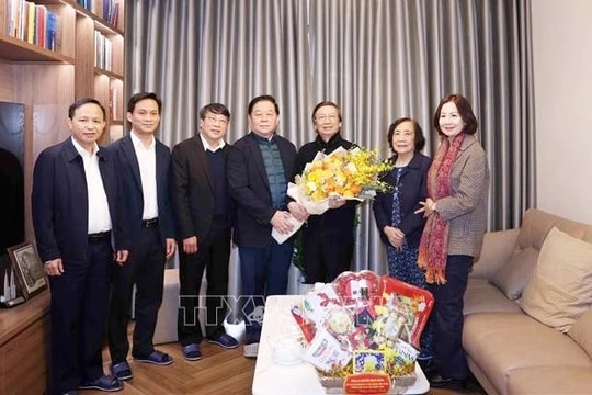 Trưởng Ban Tuyên giáo Trung ương Nguyễn Trọng Nghĩa thăm, chúc Tết nhà khoa học, văn nghệ sĩ
