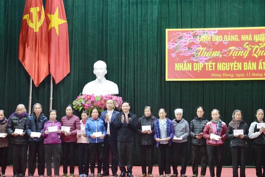 Phó Chủ tịch Quốc hội Nguyễn Khắc Định thăm, tặng quà Tết hộ nghèo, khó khăn tại huyện Đông Hưng, Thái Bình