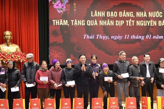 Phó Chủ tịch Quốc hội Nguyễn Khắc Định thăm, trao quà Tết tại Thái Bình