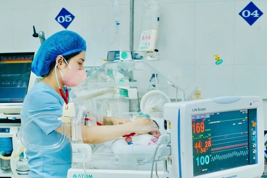 Cứu sống thành công trẻ sinh non nặng 550g nguy kịch